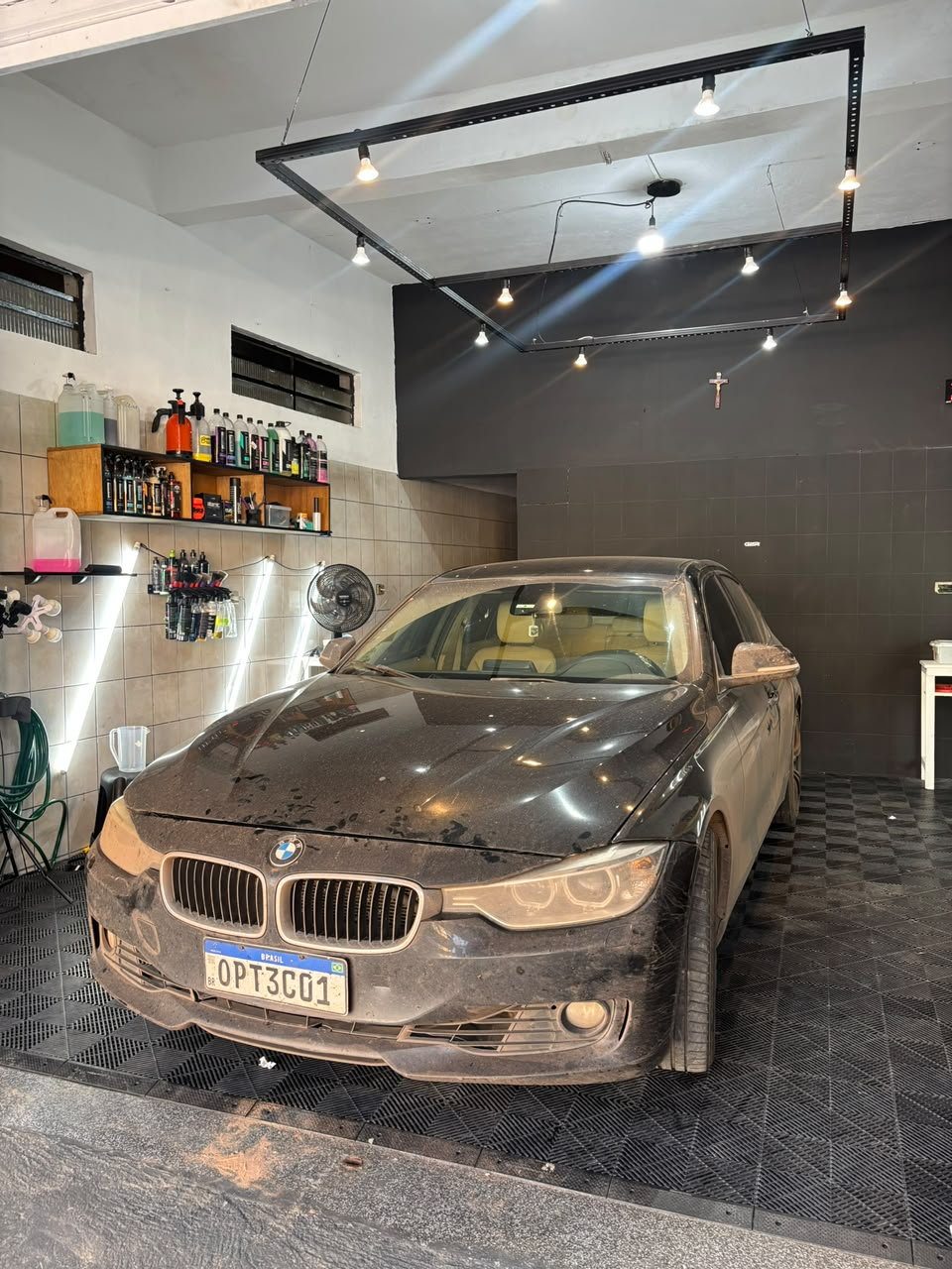 BMW antes do atendimento, com sujeira na carroceria