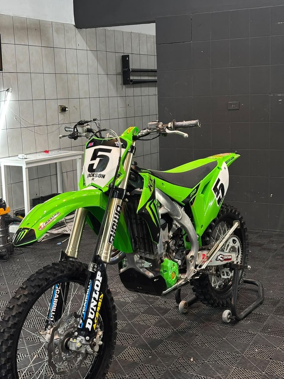 A mesma moto verde após o atendimento, com rodas e carenagem limpas