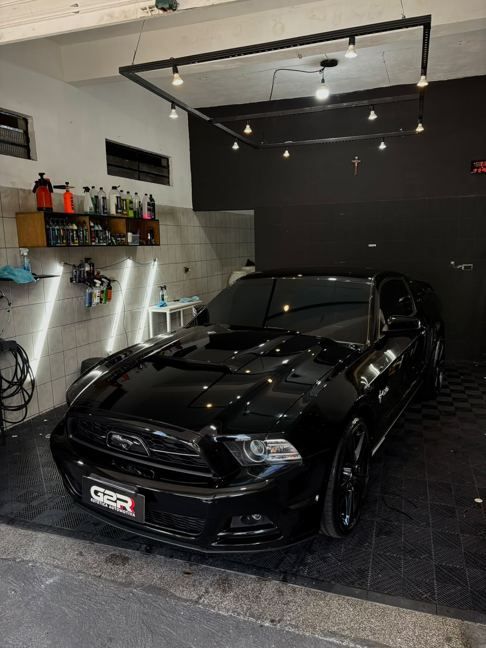 O mesmo Mustang após o atendimento, com a pintura limpa